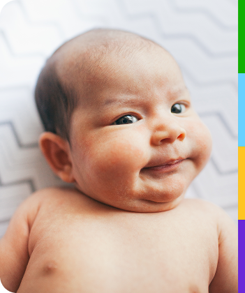 Representación actoral de un bebé de menos de dos meses sonriendo