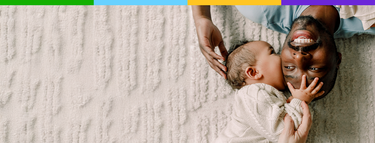 Representación actoral de un bebé de menos de dos meses besando a su padre