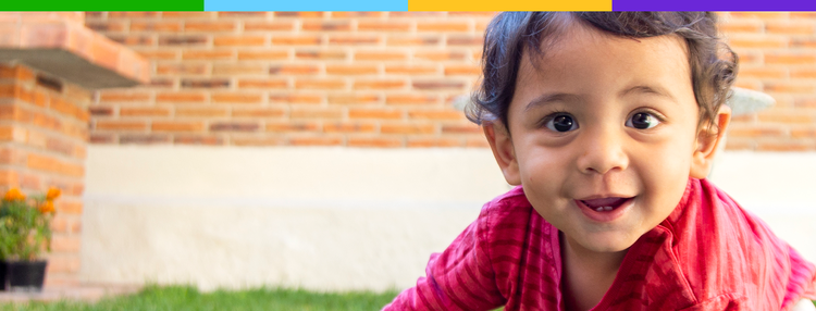 Representación de un niño pequeño caminando mientras le toman de la mano