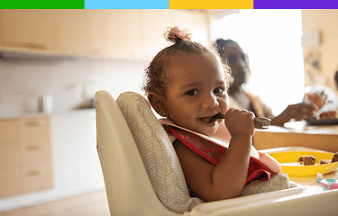 Representación actoral de un niño de 10 a 15 meses en su silla de comer