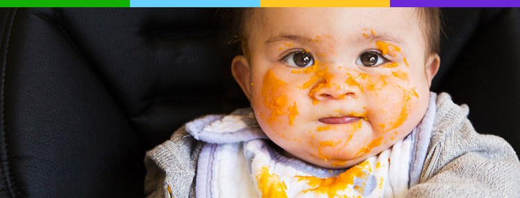 Representación actoral de un bebé de 3 a 9 meses en brazos de sus padres al aire libre