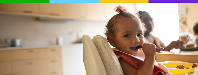 Representación actoral de un niño de 10 a 15 meses en su silla de comer