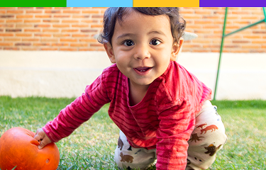 Representación de un niño pequeño caminando mientras le toman de la mano