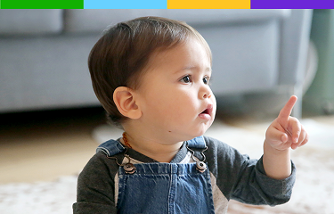 Representación actoral de un niño de 10 a 15 meses inclinado hacia delante