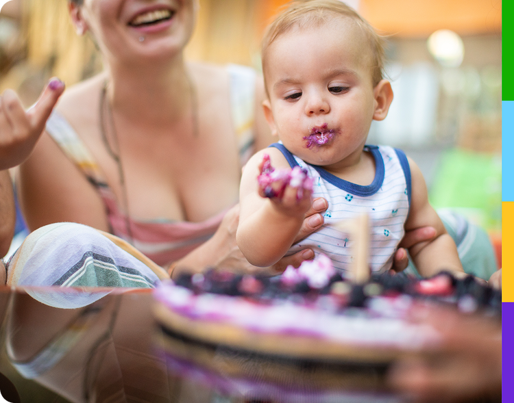 Representación actoral de un niño rompiendo un pastel de cumpleaños
