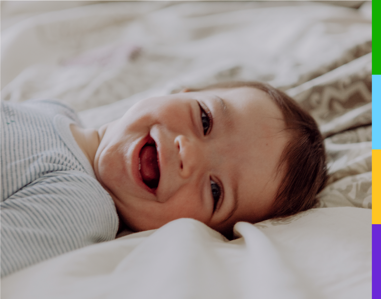Representación actoral de un bebé de 3 a 9 meses sonriendo
