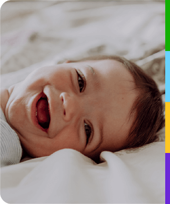 Representación actoral de un bebé de 3 a 9 meses sonriendo