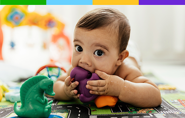 Representación actoral de un bebé de 3 a 9 meses aplaudiendo