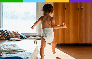 Representación actoral de un niño caminando