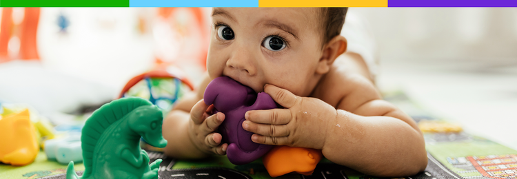 Representación actoral de un bebé de 3 a 9 meses aplaudiendo