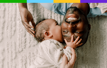 Representación actoral de un bebé de menos de dos meses besando a su padre