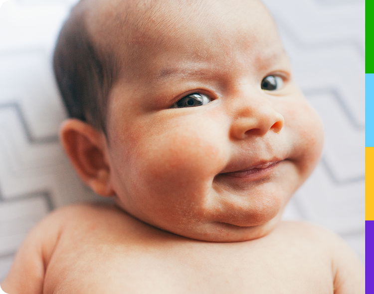 Representación actoral de un bebé de menos de dos meses sonriendo