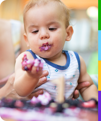 Representación actoral de un niño rompiendo un pastel de cumpleaños