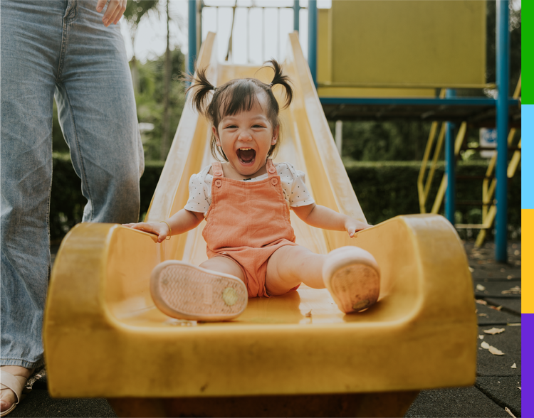 Representación actoral de un niño pequeño bajando emocionado por un tobogán
