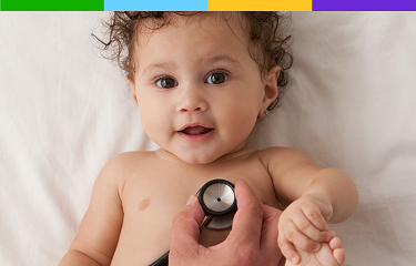 Representación actoral de un joven paciente sonriendo a otra persona mientras un médico le aplica un estetoscopio