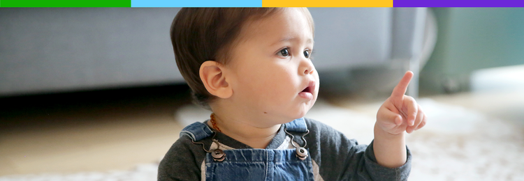 Representación actoral de un niño de 10 a 15 meses inclinado hacia delante